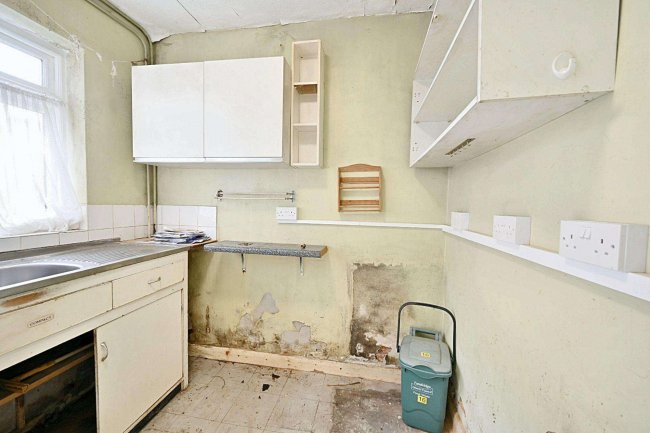 16 Trindles Road, South Nutfield, Surrey, RH1 4JN 6