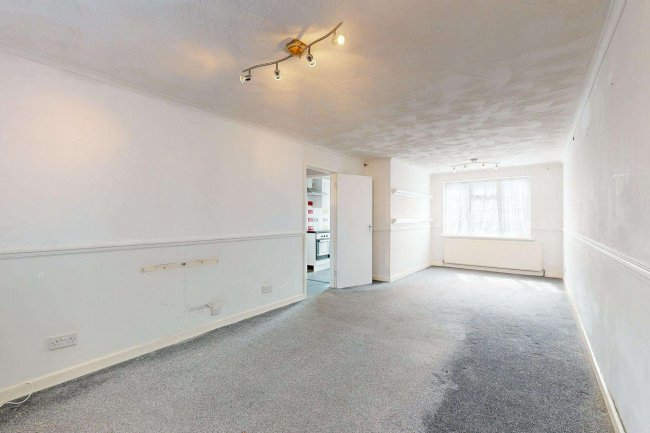 59 Copthorne Avenue, Illford, Essex IG6 2SG 4