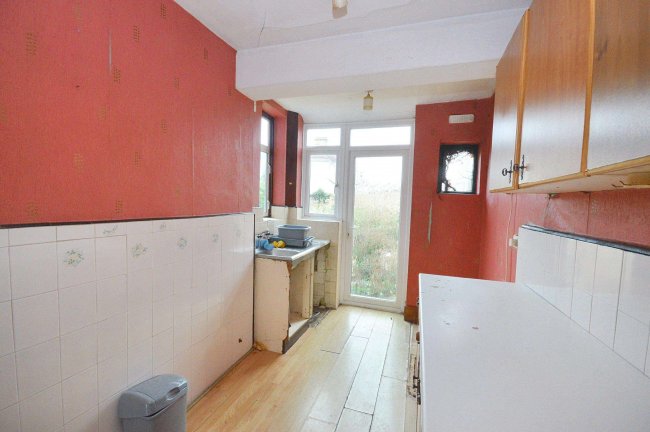 9 Park Gardens, London, NW9 0EN 2