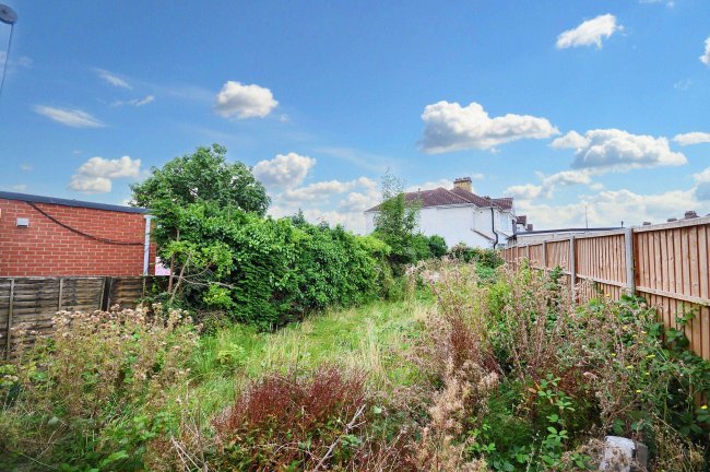 9 Park Gardens, London, NW9 0EN 2