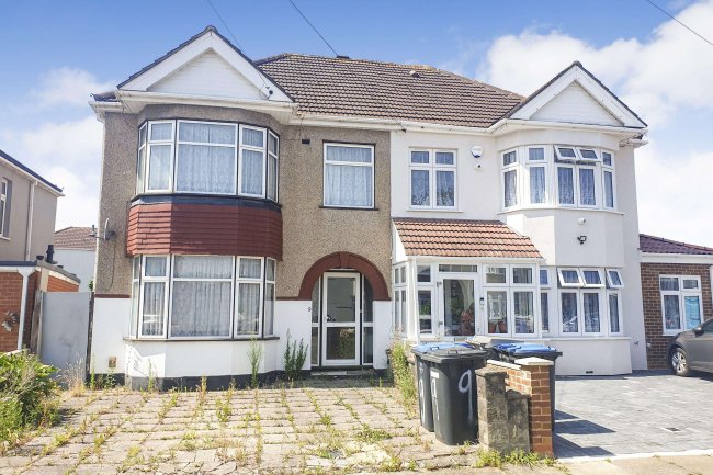 9 Park Gardens, London, NW9 0EN 2