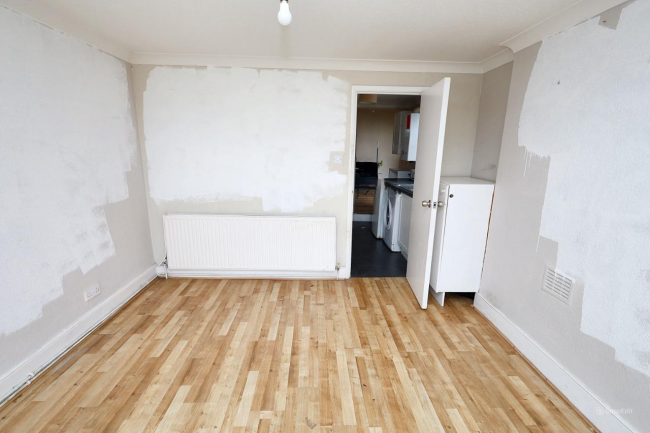 Flat B, 71 Greyhound Lane, London SW16 5NW 5