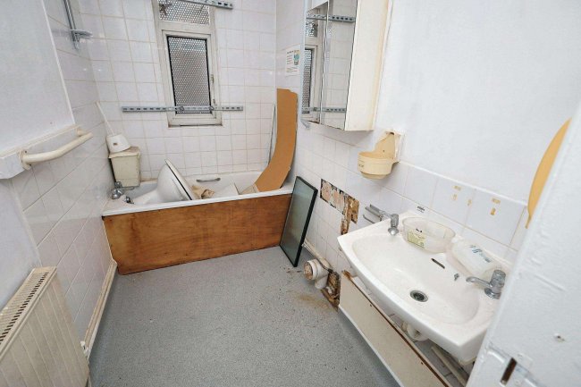 62 Roxborough Park, Harrow, Middlesex, HA1 3AY 9