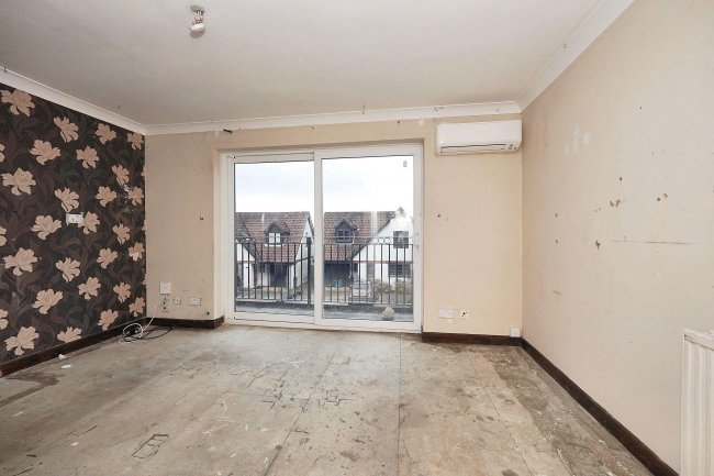 18 Battery Point, Sandgate, Hythe, Kent, CT21 5RR 7