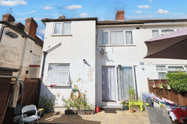 10 Nestles Avenue, Hayes, Middlesex UB3 4QA 7