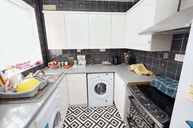 10 Nestles Avenue, Hayes, Middlesex UB3 4QA 7