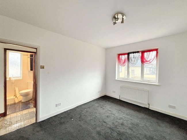 122 Chittys Lane, Dagenham, Essex, RM8 3RT 8