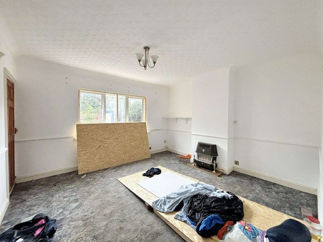 122 Chittys Lane, Dagenham, Essex, RM8 3RT 8