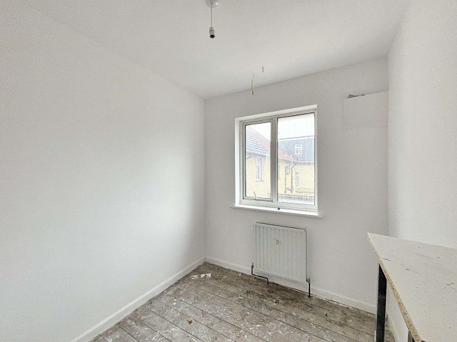 122 Chittys Lane, Dagenham, Essex, RM8 3RT 8