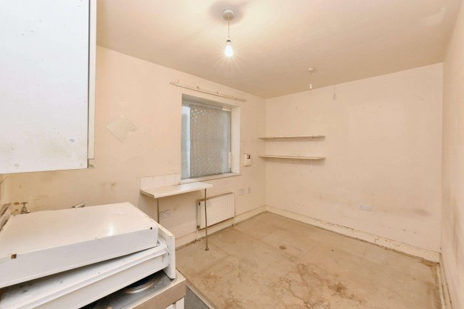 52 Roberts Road, High Wycombe, Buckinghamshire, HP13 6XB 5