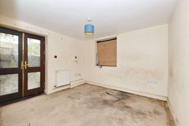 52 Roberts Road, High Wycombe, Buckinghamshire, HP13 6XB 5