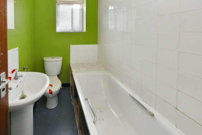 52 Roberts Road, High Wycombe, Buckinghamshire, HP13 6XB 5