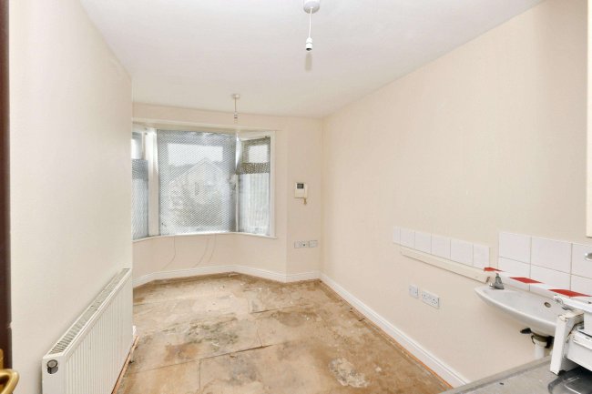 52 Roberts Road, High Wycombe, Buckinghamshire, HP13 6XB 5