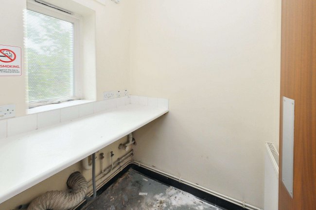 52 Roberts Road, High Wycombe, Buckinghamshire, HP13 6XB 5