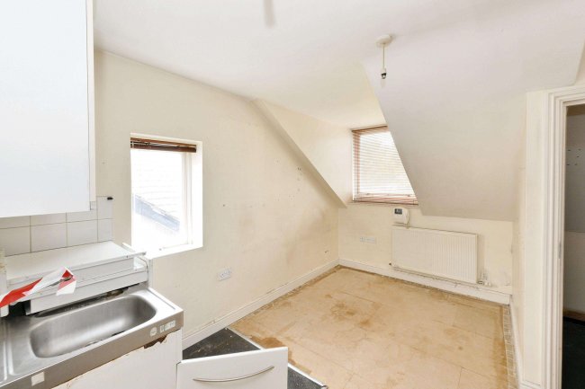 52 Roberts Road, High Wycombe, Buckinghamshire, HP13 6XB 5