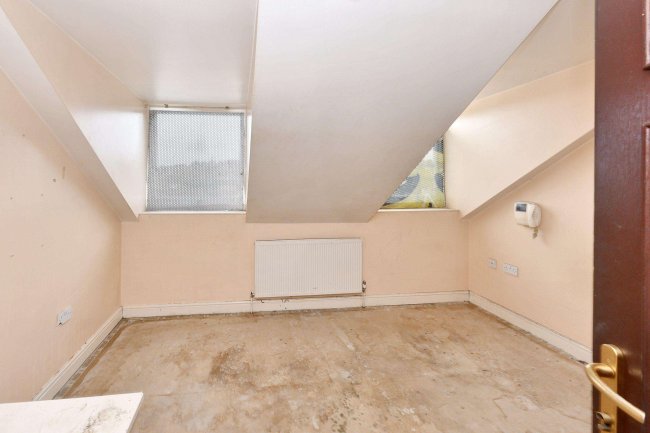 52 Roberts Road, High Wycombe, Buckinghamshire, HP13 6XB 5