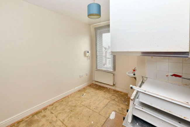 52 Roberts Road, High Wycombe, Buckinghamshire, HP13 6XB 5