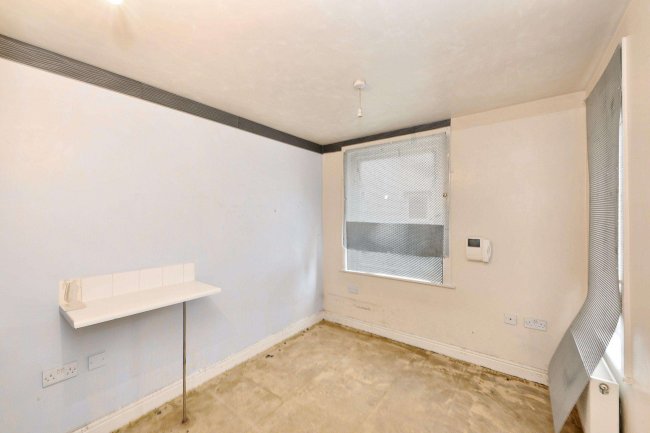 52 Roberts Road, High Wycombe, Buckinghamshire, HP13 6XB 5