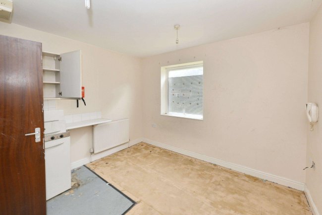 52 Roberts Road, High Wycombe, Buckinghamshire, HP13 6XB 5