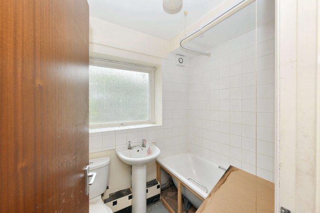 52 Roberts Road, High Wycombe, Buckinghamshire, HP13 6XB 5