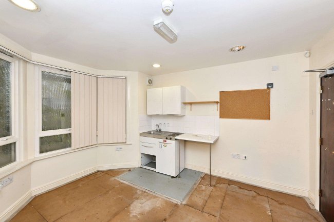 52 Roberts Road, High Wycombe, Buckinghamshire, HP13 6XB 5