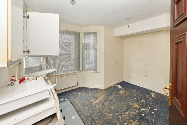 52 Roberts Road, High Wycombe, Buckinghamshire, HP13 6XB 5