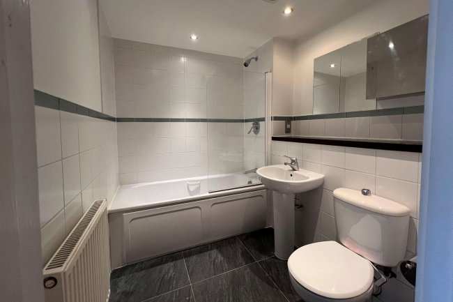 Flat 2, Connaught Place, 124 High Road, Loughton, Essex, IG10 4HH 8