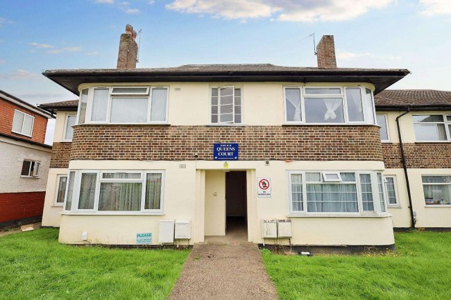 First Floor Maisonette, 17 Queens Court, Kenton Lane, Harrow, HA3 8RN 3