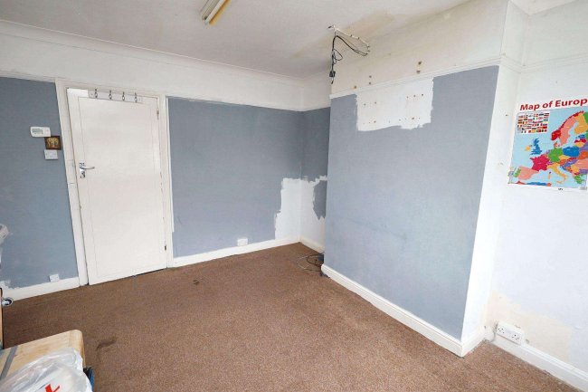 First Floor Maisonette, 17 Queens Court, Kenton Lane, Harrow, HA3 8RN 3