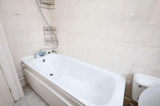 First Floor Maisonette, 17 Queens Court, Kenton Lane, Harrow, HA3 8RN 3