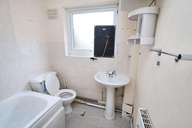 First Floor Maisonette, 17 Queens Court, Kenton Lane, Harrow, HA3 8RN 3