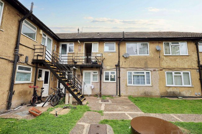 First Floor Maisonette, 17 Queens Court, Kenton Lane, Harrow, HA3 8RN 3