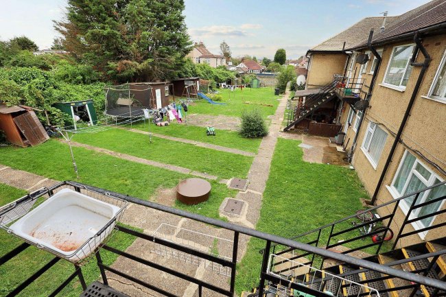 First Floor Maisonette, 17 Queens Court, Kenton Lane, Harrow, HA3 8RN 3