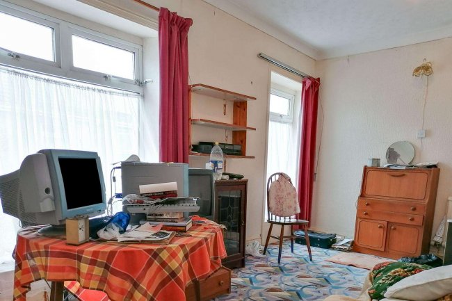 79 Bryn Road, Llanelli, Dyfed, SA15 2LW 1