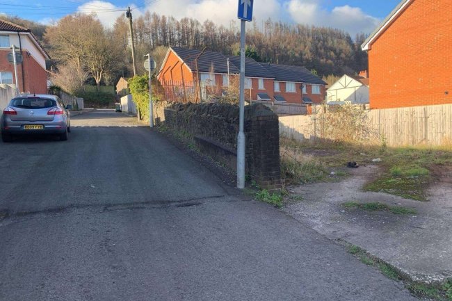 Land adjacent to 17 De Winton Terrace, Llanbradach, Caerphilly, CF83 3JX 1