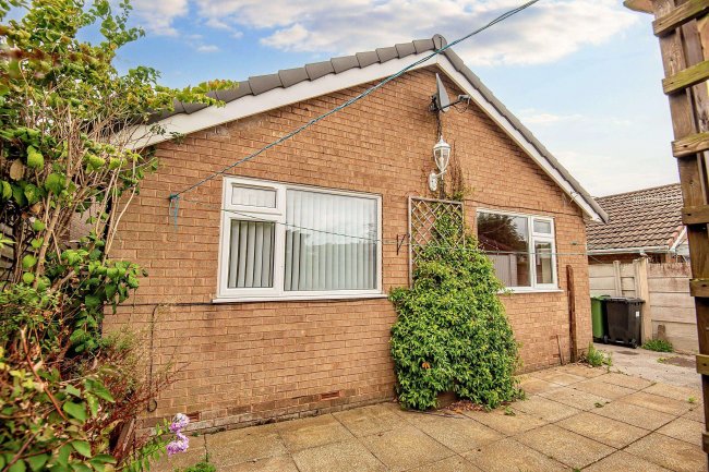 2 Hucklow Avenue, Inkersall, Chesterfield, S43 3EX 2