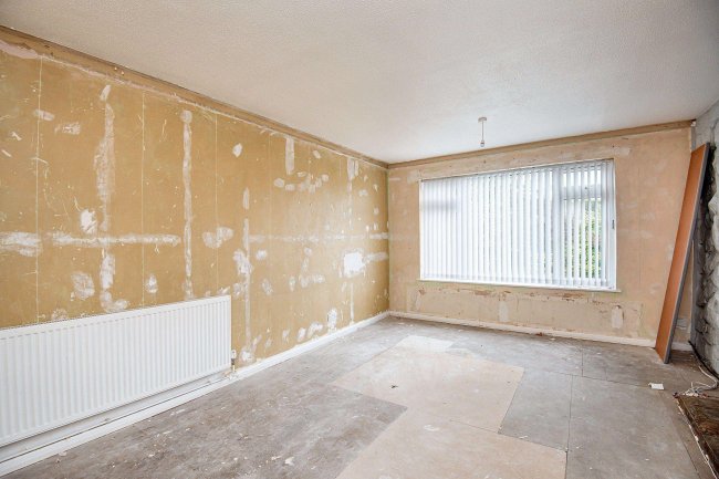 2 Hucklow Avenue, Inkersall, Chesterfield, S43 3EX 2