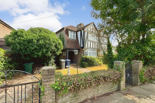 37 Raydean Road, Barnet, Hertfordshire, EN5 1AL 4