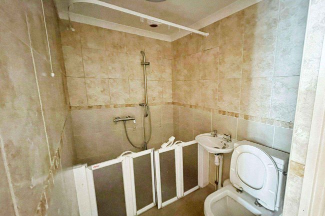 Ocean House, 29 Latimer Road, Eastbourne, East Sussex BN22 7BZ 9