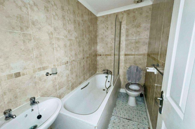 Ocean House, 29 Latimer Road, Eastbourne, East Sussex BN22 7BZ 9