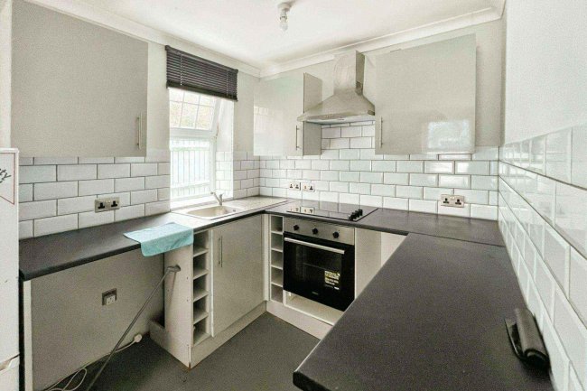 Ocean House, 29 Latimer Road, Eastbourne, East Sussex BN22 7BZ 9