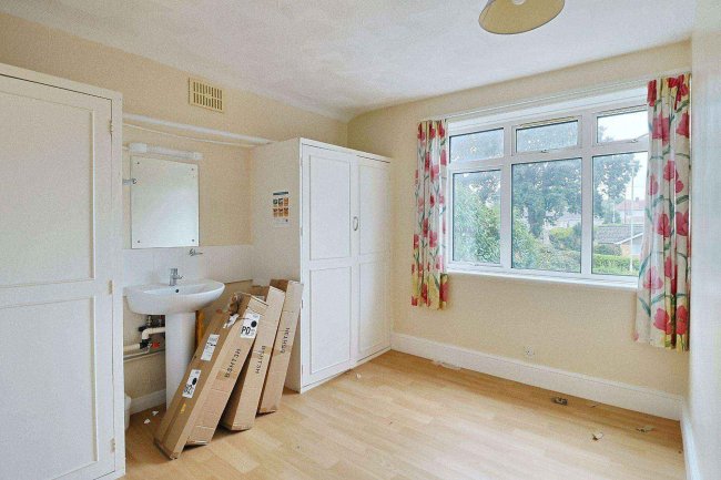 99 Ashley Road, New Milton, Hampshire BH25 5BJ 10