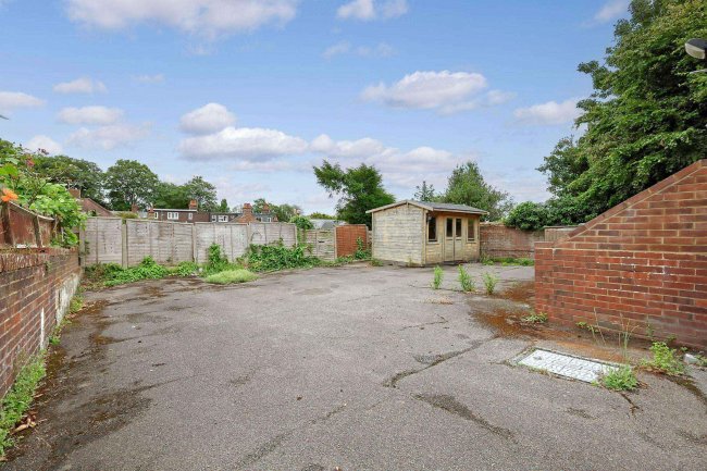 17 Hardinge Road, Ashford, TN24 8HB 27