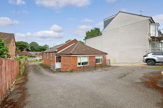 17 Hardinge Road, Ashford, TN24 8HB 27