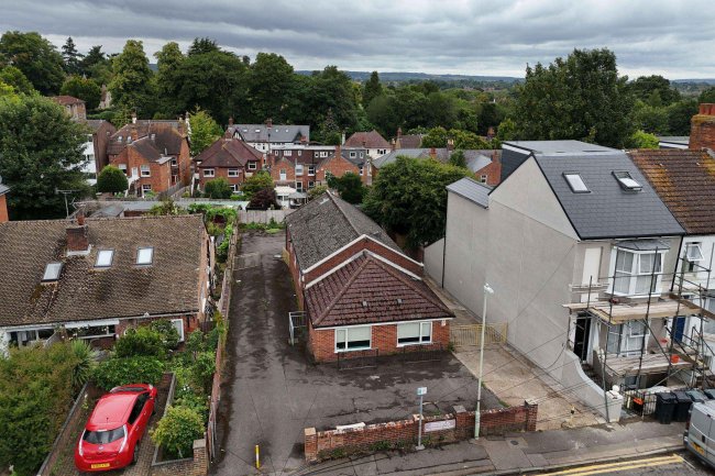 17 Hardinge Road, Ashford, TN24 8HB 27