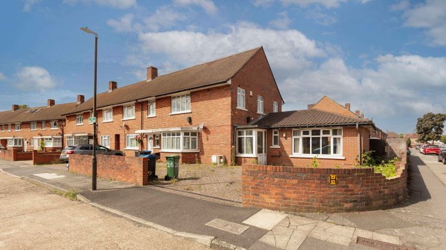 26 Marlowe Square, Mitcham, CR4 1DT 9