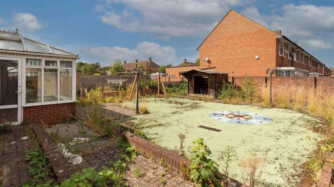 26 Marlowe Square, Mitcham, CR4 1DT 9