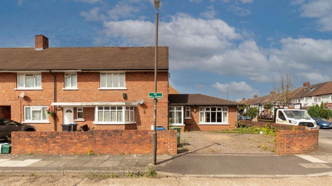 26 Marlowe Square, Mitcham, CR4 1DT 9