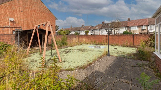 26 Marlowe Square, Mitcham, CR4 1DT 9