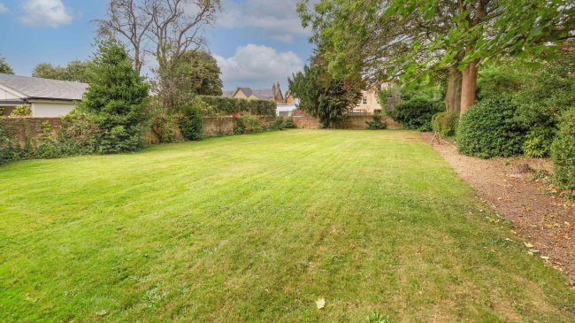 12 Hamilton Court, Hamilton Road, London, W5 2EJ 1